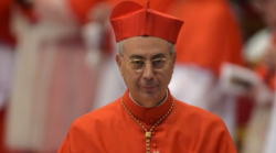 Quién es Dominique Mamberti, el cardenal que anunciará al mundo el nombre del nuevo papa