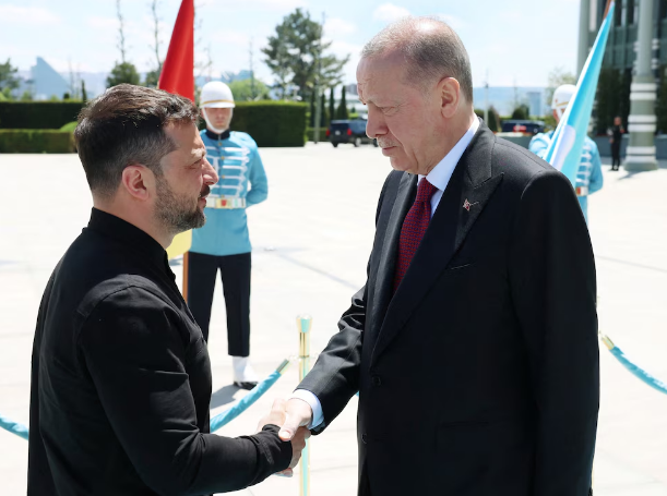 Zelensky llegó a Turquía para comenzar las negociaciones de paz y criticó la ausencia de Putin en la delegación rusa: “Parece una farsa”