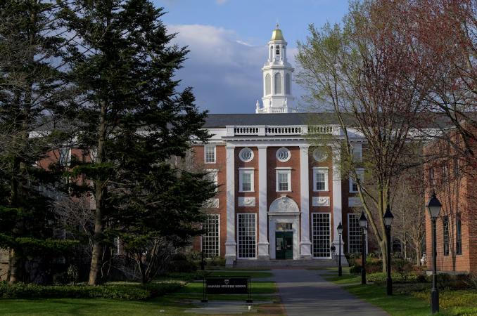 Donald Trump bloqueó la inscripción de estudiantes internacionales en la Universidad de Harvard