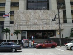 Fiscalía pide impedimento de salida del país para exministro Batalla y suspender a presidente de CNE y director de Aviación Civil
