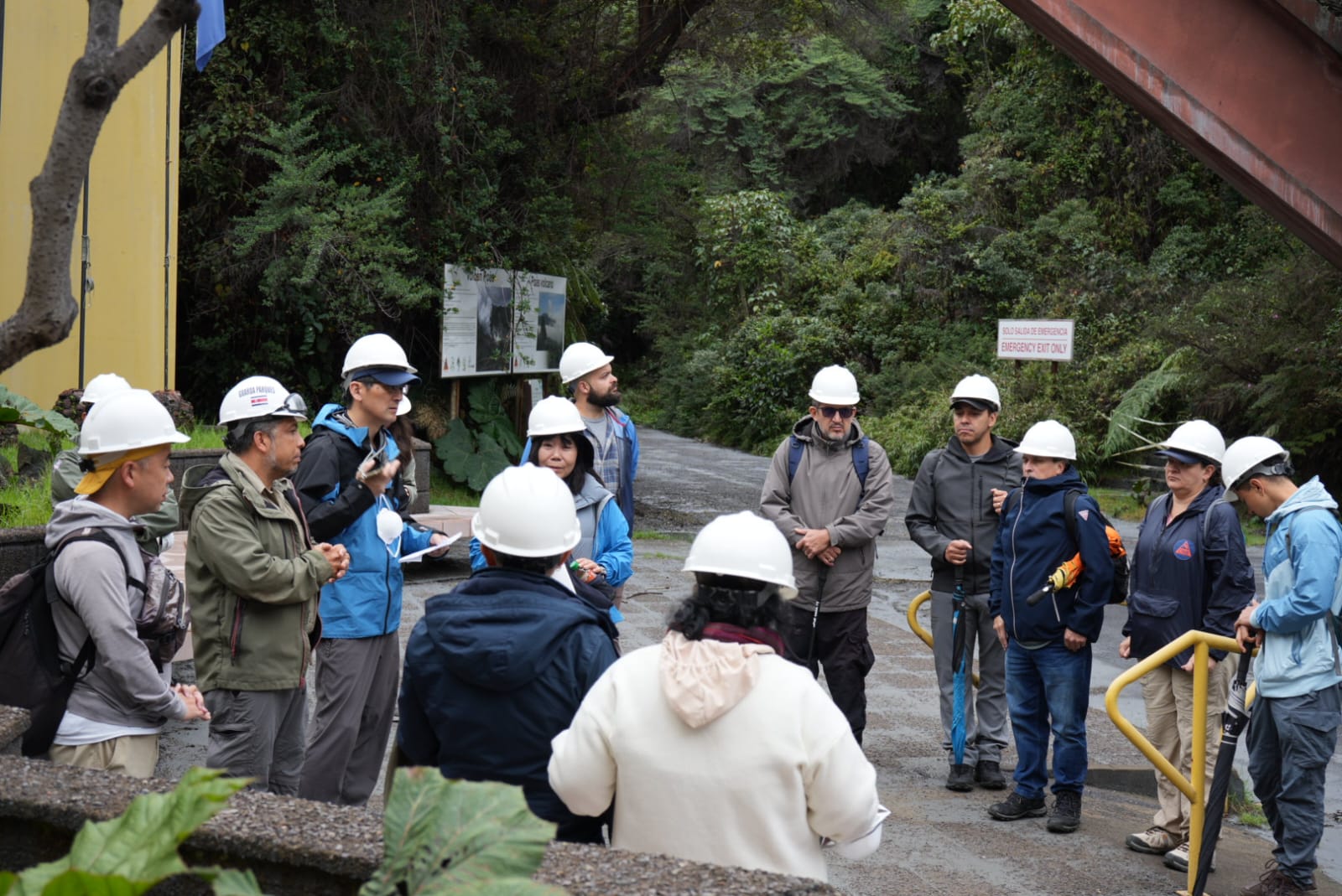 CNE prepara a personal de emergencias para atención de turistas ante situación del volcán Poás