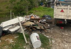 Policía Municipal de Cartago detuvo a dos personas por tirar basura en lugares no autorizados en la última semana