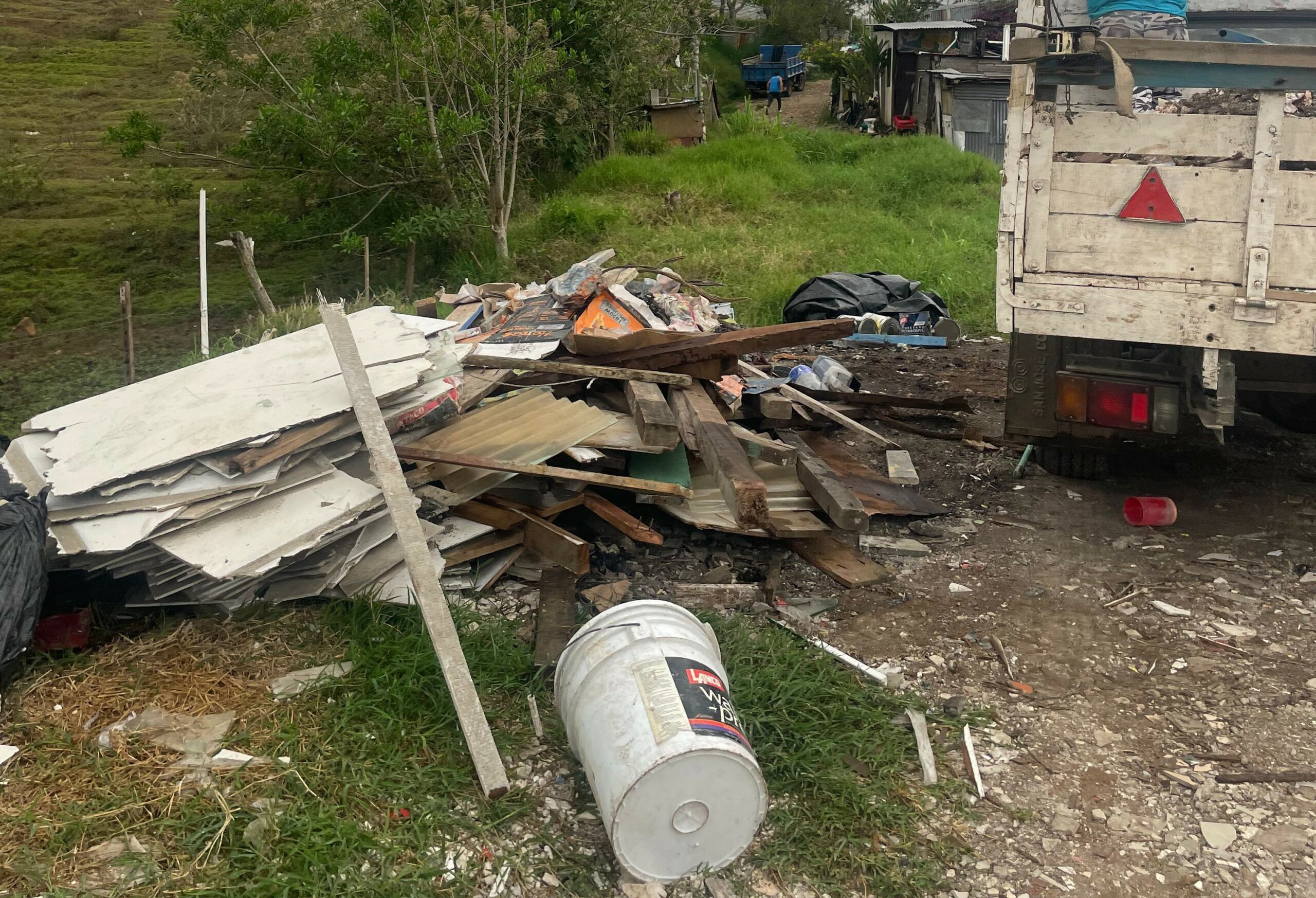 Policía Municipal de Cartago detuvo a dos personas por tirar basura en lugares no autorizados en la última semana