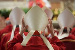 Los cardenales celebraron la misa previa al cónclave en San Pedro antes de elegir al sucesor del papa Francisco