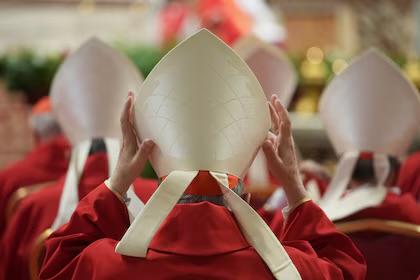 Los cardenales celebraron la misa previa al cónclave en San Pedro antes de elegir al sucesor del papa Francisco