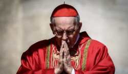 El cardenal decano del Vaticano pidió a los obispos elegir “al papa que la humanidad necesita”