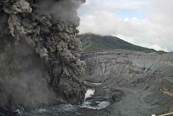 Fuerte erupción en el Volcán Poás generó caída de ceniza en Grecia y Sarchí