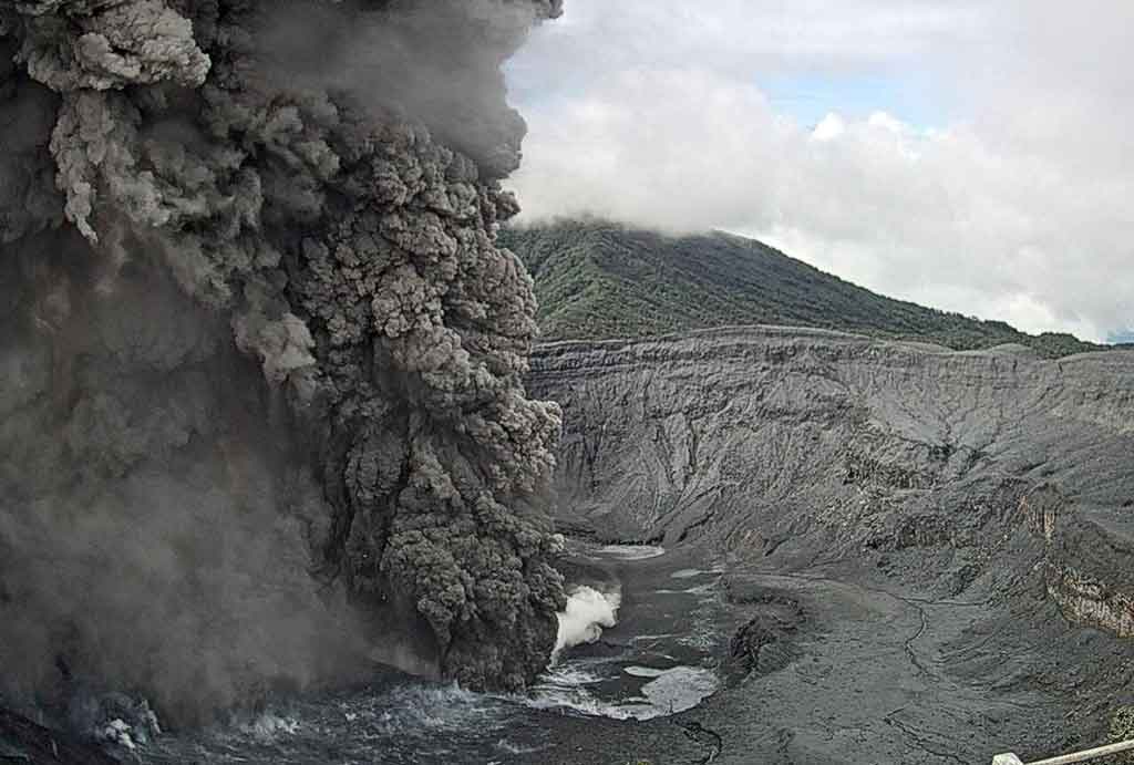 Fuerte erupción en el Volcán Poás generó caída de ceniza en Grecia y Sarchí