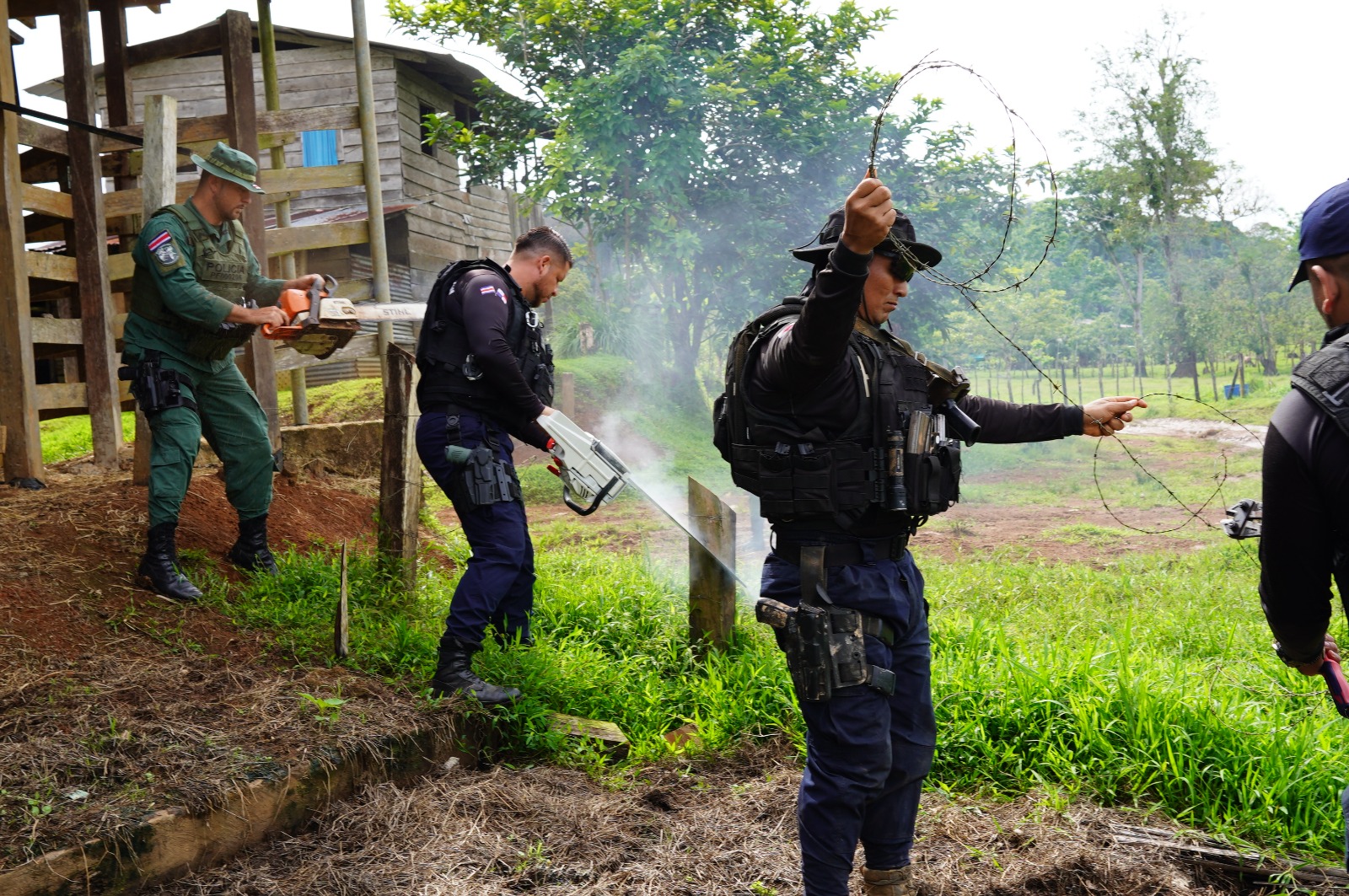 Policía elimina cercas que permitían cobro de “peaje” en Sarapiquí