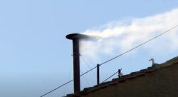 Habemus papam: hubo fumata blanca en el Vaticano y ahora se espera el anuncio del sucesor de Francisco al frente de la Iglesia Católica