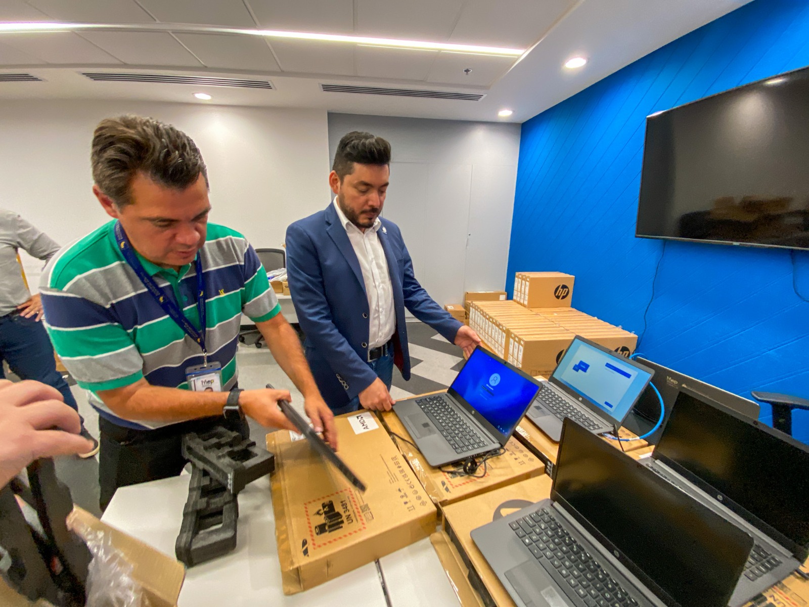 MEP inició distribución de equipo tecnológico almacenado en Fundación Omar Dengo a centros educativos