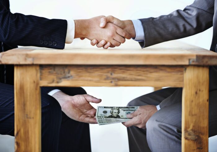 Fiscalía apunta a policías y funcionarios municipales como los que más ofrecen y aceptan “mordidas”