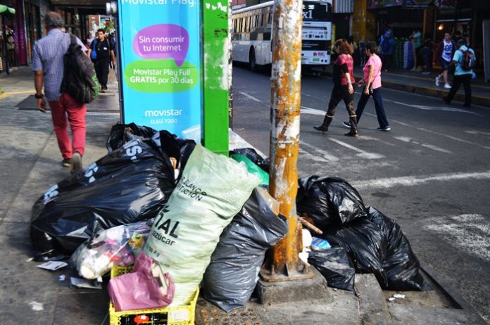 Cantidad de hogares que aún queman basura se mantiene por encima del 5% desde 2022