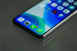Ciberdelincuentes usan inteligencia artificial para potenciar falsas ofertas laborales por WhatsApp