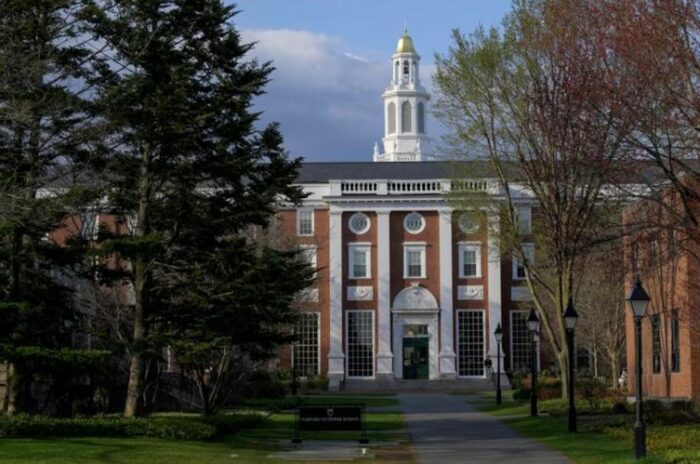 Una jueza federal bloqueó la proclama de Trump que ordenaba suspender el visado a estudiantes extranjeros de Harvard