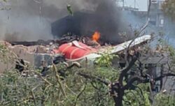 Un avión de Air India se estrelló poco después de despegar rumbo a Londres con más de 242 personas a bordo