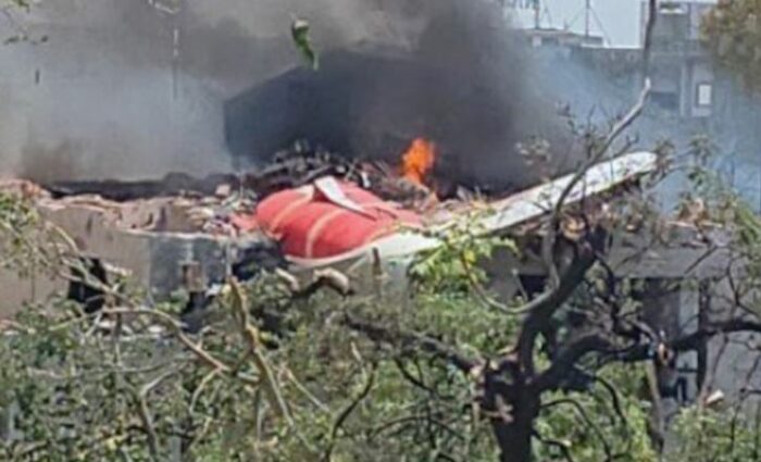 Un avión de Air India se estrelló poco después de despegar rumbo a Londres con más de 242 personas a bordo