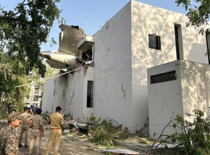 Más de 200 personas murieron al estrellarse un avión de Air India tras despegar en Ahmedabad