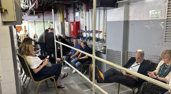 Irán respondió al ataque de Israel con decenas de misiles balísticos