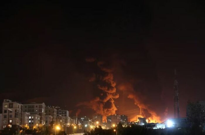 Mientras Israel profundiza su ofensiva aérea, Estados Unidos inició negociaciones con Irán para acordar un cese del fuego