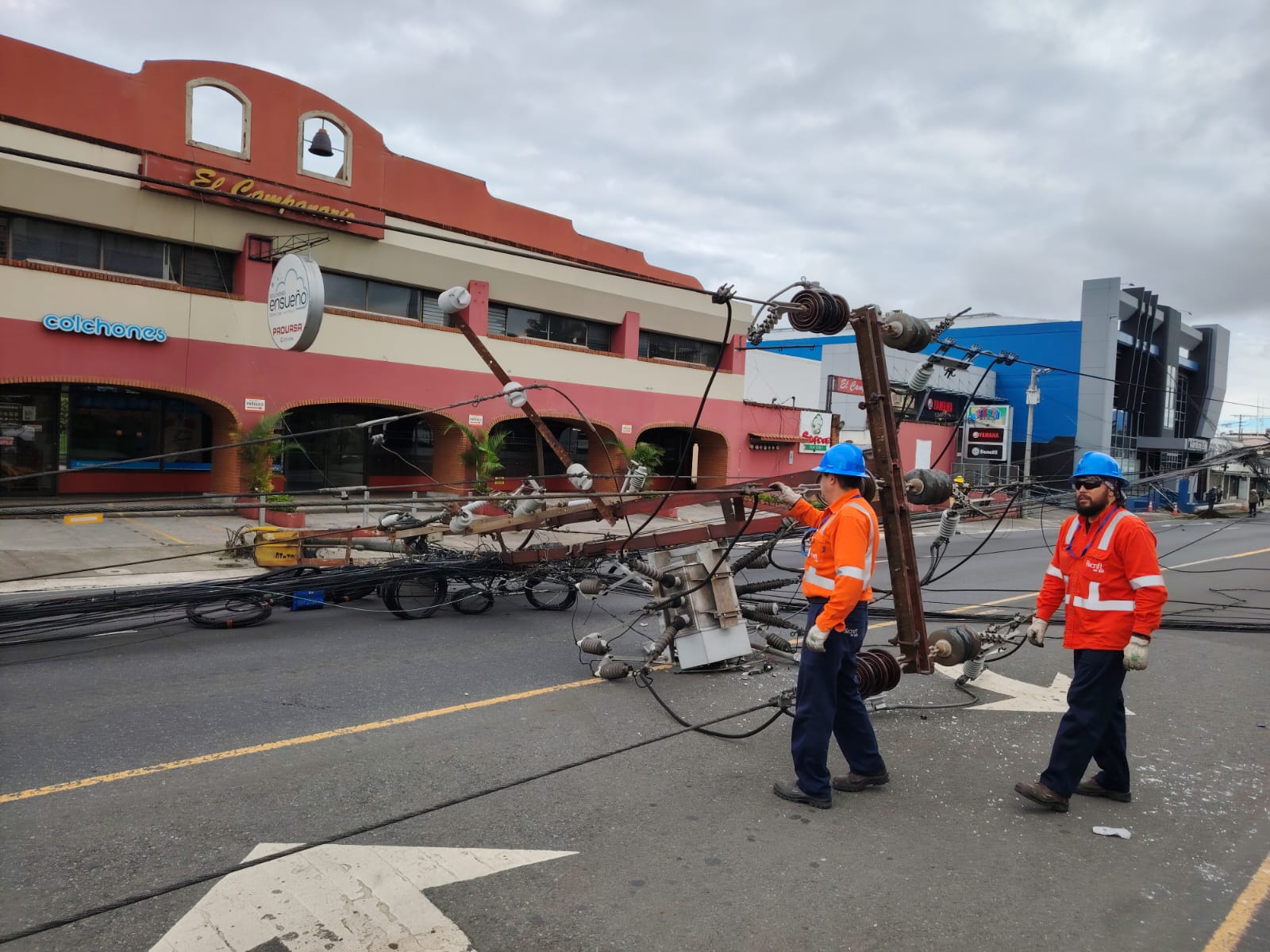 CNFL prevé restablecer electricidad en Curridabat a las 10:00 p.m. tras daño de tráiler a 8 postes