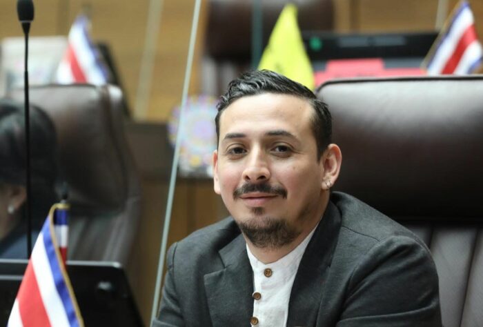 Ariel Robles se inscribió como precandidato presidencial del Frente Amplio