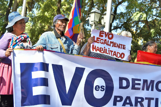Partidarios de Evo Morales ratifican bloqueos por su inhabilitación para participar en las elecciones