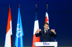 Emmanuel Macron anunció medidas para salvar los ecosistemas marinos en la previa de la Cumbre de los Océanos en Niza