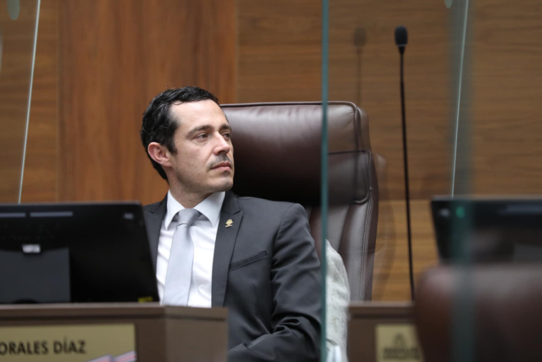 Diputado oficialista aseguró que funcionario de la DIS habría colocado dispositivo de rastreo en vehículo de persona allegada