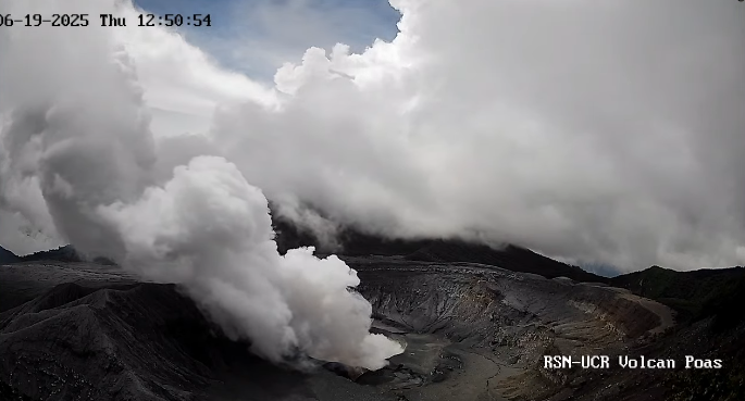 Disminuyen a alerta amarilla situación del Volcán Poás ante reducción de actividad