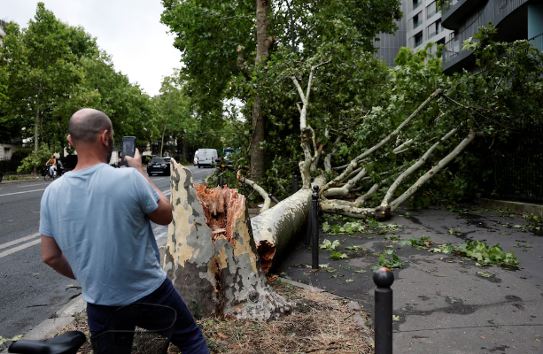 Destrucción en París y tragedia en el sur de Francia tras la tormenta eléctrica más intensa en años