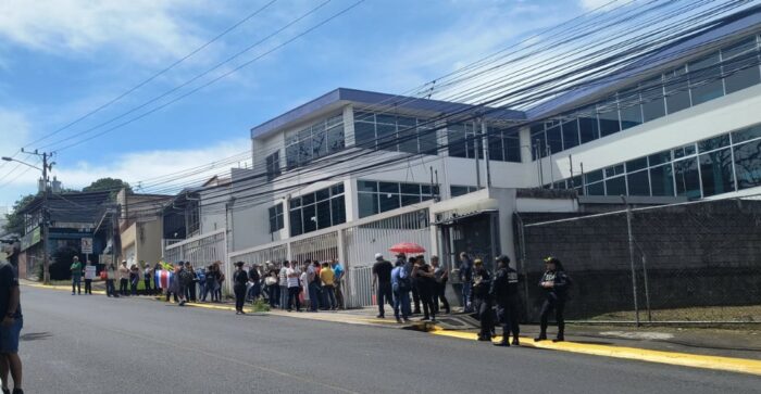 Ahorrantes de Coopeservidores realizaron manifestación en San José para ‘luchar por su patrimonio’