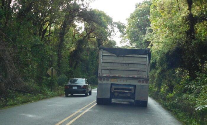Tránsito multa a cinco conductores al día por invasión de carril