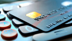 ¿Tiene su primera tarjeta de crédito? Bancos recomiendan evitar estos errores