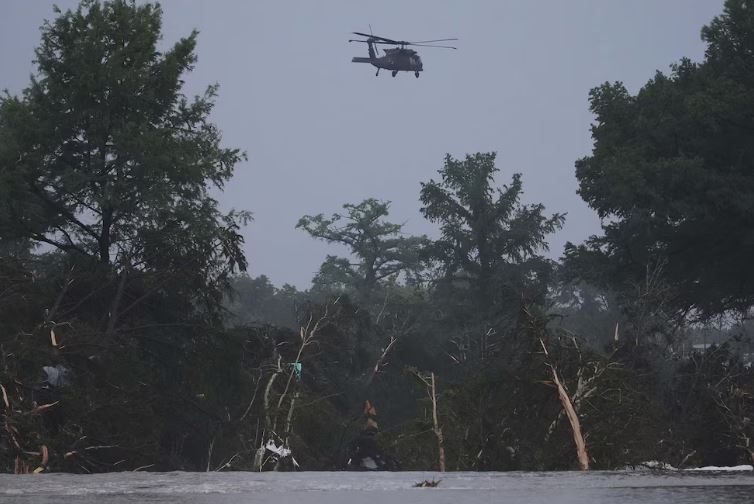 Suman 131 muertos y más de 150 desaparecidos tras severas inundaciones en Texas