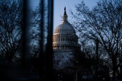 El Senado de EEUU aprobó recortes por $9.000 millones en programas de asistencia internacional y medios públicos