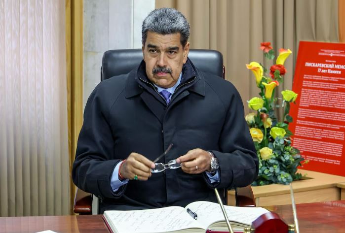 Nicolás Maduro pidió votar el domingo y la oposición mayoritaria reiteró su llamado a la abstención