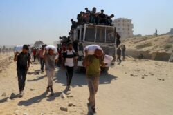 Camiones de ayuda humanitaria comenzaron a entrar a Gaza tras el anuncio de una “pausa táctica” de Israel