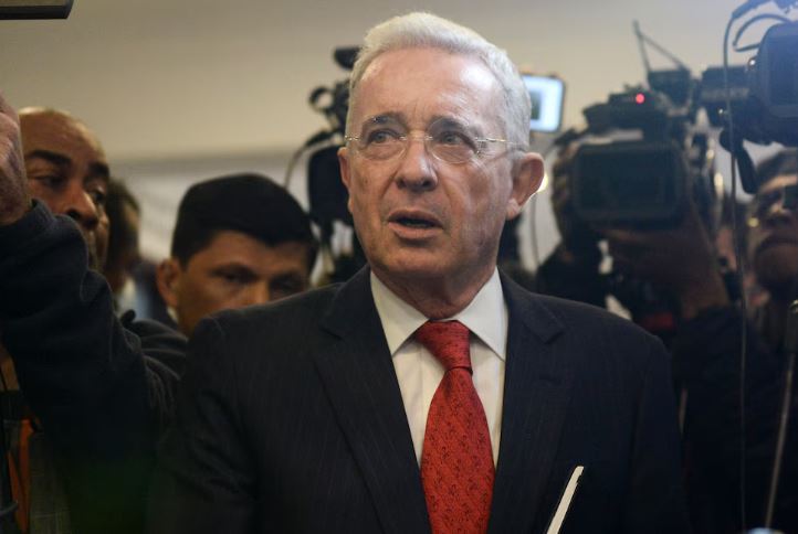 El ex presidente de Colombia Álvaro Uribe fue declarado culpable por soborno a un testigo