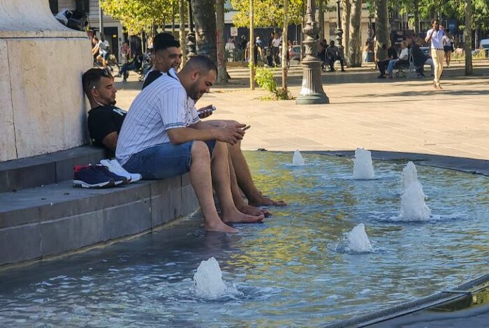 La ola de calor alcanzó niveles críticos en Europa y activó la alerta roja en París y otras 15 regiones de Francia
