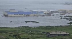 Una ola de tsunami inundó una ciudad costera de Rusia y obligó la evacuación de su población
