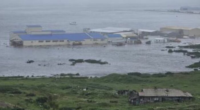 Una ola de tsunami inundó una ciudad costera de Rusia y obligó la evacuación de su población