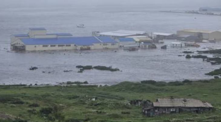 Una ola de tsunami inundó una ciudad costera de Rusia y obligó la evacuación de su población