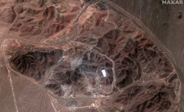 Imágenes satelitales revelaron que el régimen de Irán ya envió maquinaria a trabajar en la planta nuclear de Fordow