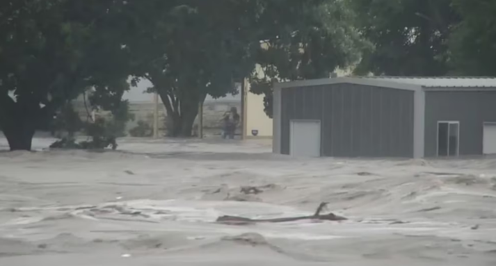 Inundaciones en Texas dejan al menos 13 muertos y 20 niñas desaparecidas