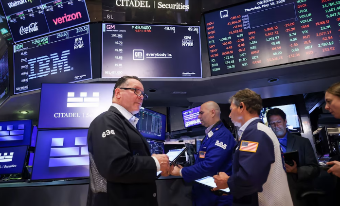 Wall Street abrió en rojo tras el anuncio de nuevos aranceles de Trump a Europa y México