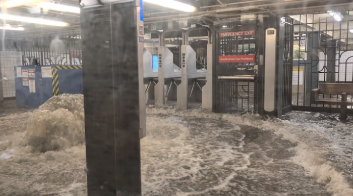 Lluvias torrenciales inundaron estaciones del metro de Nueva York y provocaron caos en el transporte