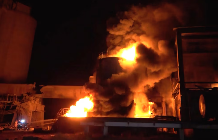 Israel bombardeó el puerto de Al Hodeida en Yemen en represalia por recientes ataques hutíes con misiles y drones