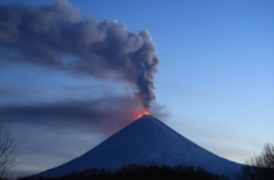 El volcán Klyuchevskoy, en la península de Kamchatka, entró en erupción tras el potente terremoto en el Pacífico