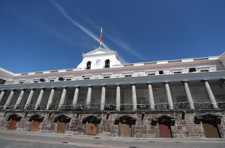 Ecuador anunció 5.000 despidos y fusión de ministerios: aseguran que reducirán un 41% el tamaño del gobierno